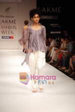 Model walks the ramp for Digvijay Singh Show at Lakme Winter fashion week day 1 on 17th Sept 2010 (45).JPG